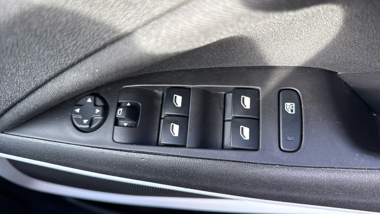 Vauxhall Crossland X 1.2T [110] Griffin 5dr [6 Spd] [Start Stop] Petrol Hatchback